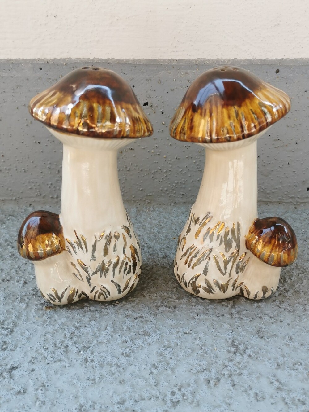Vintage 1983 Studio Pottery Mushroom Salt & Pepper Shakers Hand Painted - Picture 2 of 13